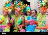 ein-besucher-der-amsterdam-gay-pride-canal-parade-posiert-mit-5-carmen-miranda-lookalike-trans...jpg